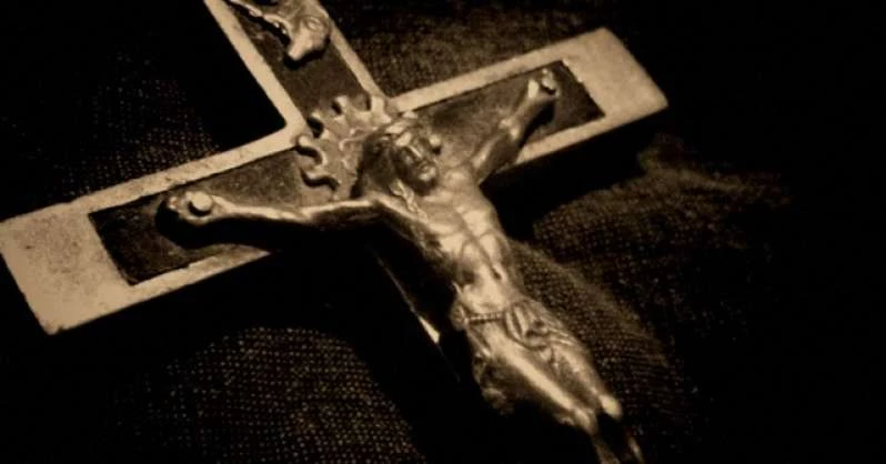 Αφαιρούν τους σταυρούς και από τα δικαστήρια – Mετά από αίτημα Αφγανού! – Βίντεο